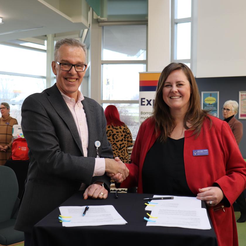 Grandview Kids CEO Tom McHugh and Chief Librarian and Executive Officer Sarah Vaisler at memorandum signing, February 2023.